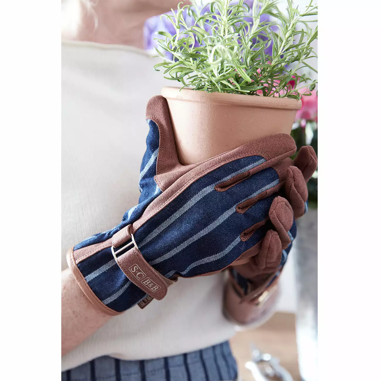 Burgon And Ball Sophie Conran Everyday Gloves - Ticking - Image 2